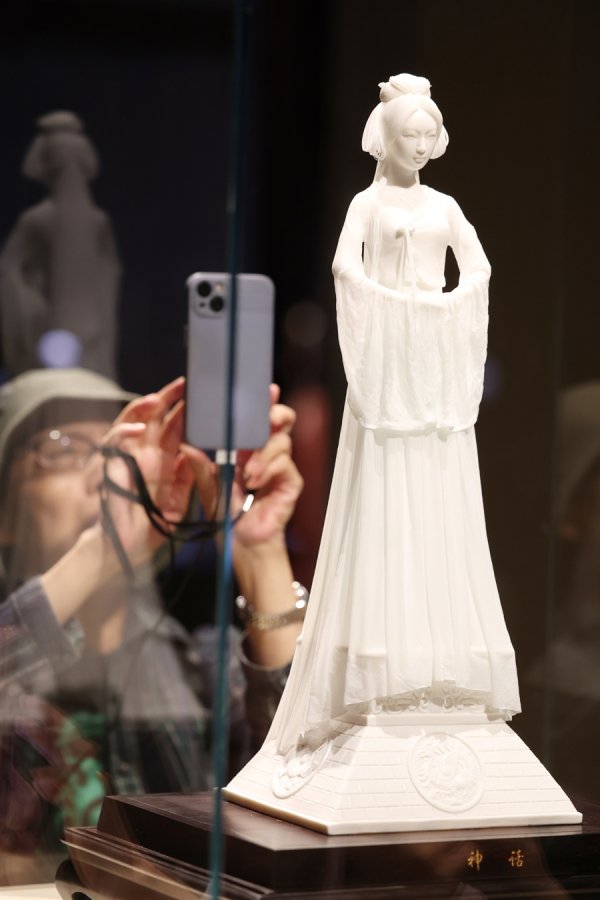 配资首富股票配资网 会展区｜“万象本色”大展启幕，超200件珍品沪上绽放千年瓷光